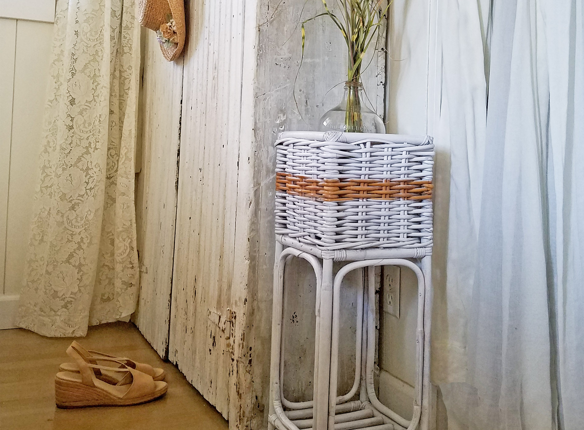 Thrifted Plant Stand Gets Farmhouse Chic Makeover