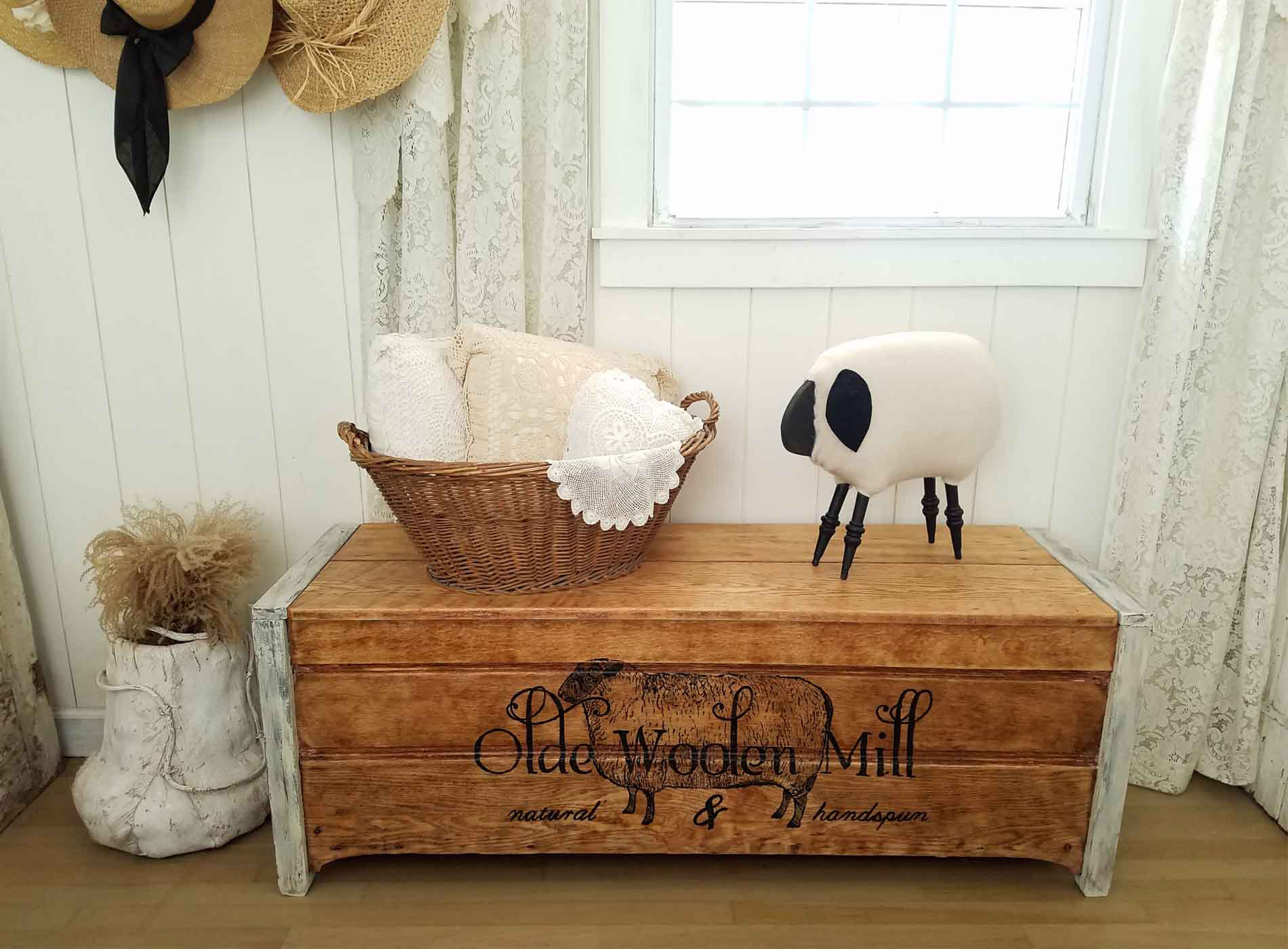Blanket Chest with Farmhouse Style