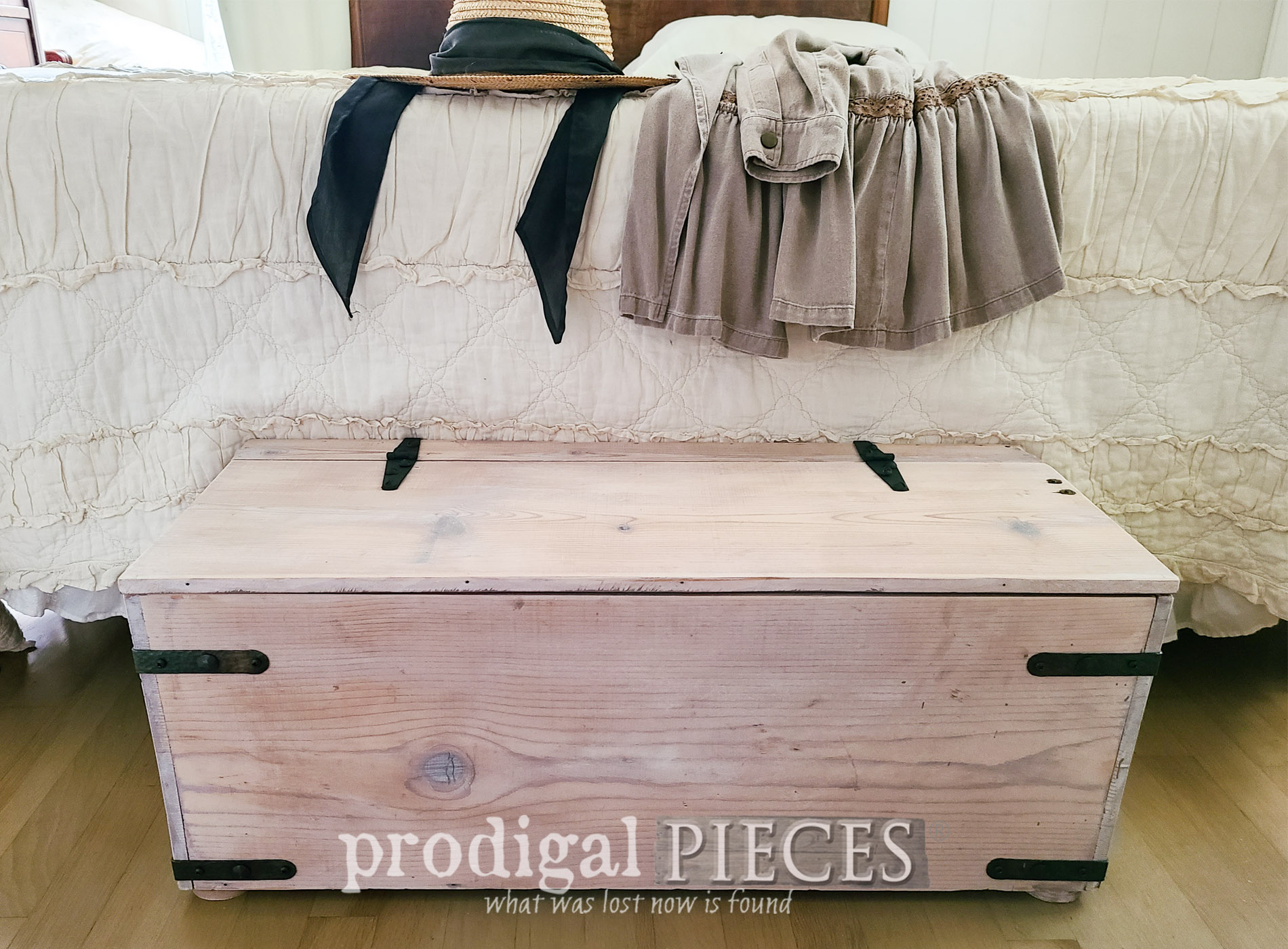 Farmhouse Wooden Trunk Makeover